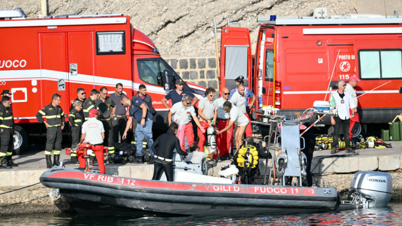 Buceadores de los Vigili del Fuoco, el Cuerpo de Bomberos italiano, en una pequeña embarcación en Porticello, cerca de Palermo, el 20 de agosto de 2024. (Alberto Pizzoli/AFP vía Getty Images)