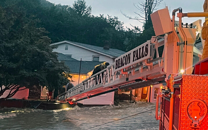 Unidades de una estación de bomberos en Beacon Falls rescatan a personas del Brookside Inn, en Oxford, Connecticut, el 18 de agosto de 2024. (Beacon Hose Co vía AP)