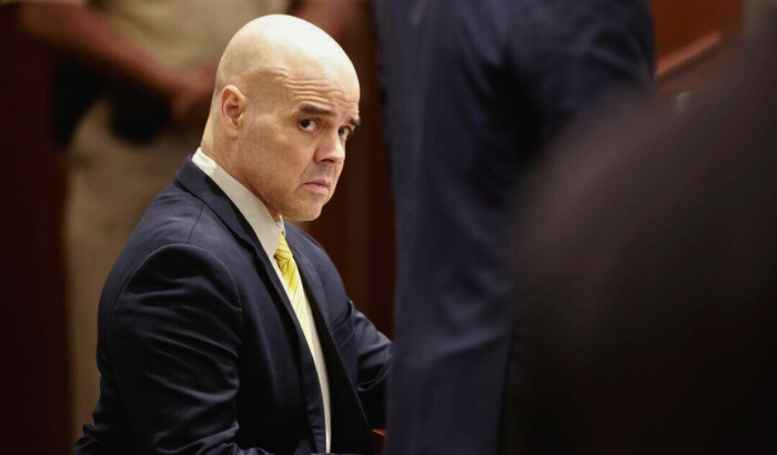 Robert Telles espera en la sala del tribunal durante una pausa en los procedimientos durante su juicio por asesinato por la muerte del periodista de investigación de Las Vegas Review-Journal, Jeff German, en el Centro Regional de Justicia de Las Vegas el 15 de agosto de 2024. K.M. (Cannon/Pool/Las Vegas Review-Journal vía AP)