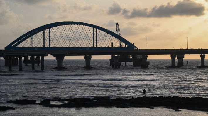 Puente marítimo Bandra-Worli durante la puesta de sol en Mumbai, el 7 de mayo de 2024. (PUNIT PARANJPE/AFP a través de Getty Images)