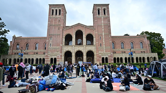 Estudiantes y activistas propalestinos se reúnen en la plaza frente al Royce Hall de la Universidad de California en Los Ángeles el 25 de abril de 2024. (Frederic J. Brown/AFP vía Getty Images)
