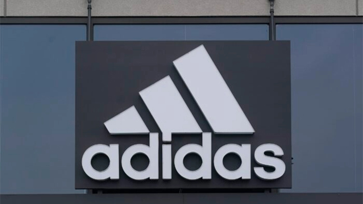 Un cartel delante de una tienda Adidas en Paramus, Nueva Jersey, el 25 de octubre de 2022. (Seth Wenig/Foto AP)
