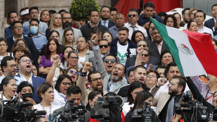 Trabajadores del Poder Judicial protestan en contra de la reforma judicial impulsada por el gobierno en Ciudad de México, México, el 20 de agosto de 2024.  (EFE/ Mario Guzmán)