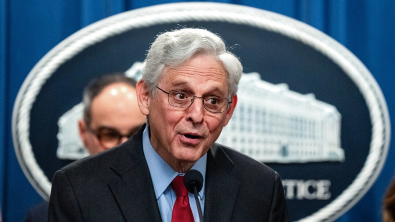 El fiscal general de EE. UU. Merrick Garland responde a las preguntas de los periodistas durante una rueda de prensa en el edificio del Departamento de Justicia en Washington, D.C., el 23 de mayo de 2024. (Kent Nishimura/Getty Images)
