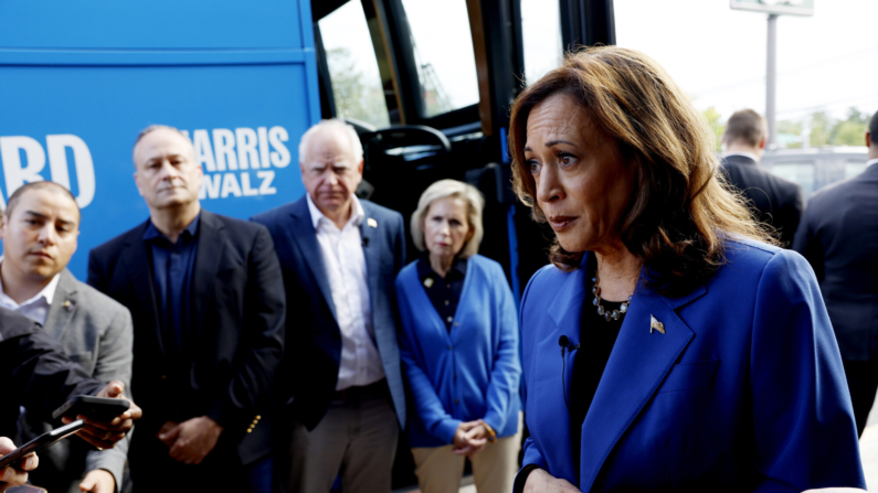 La candidata demócrata a la presidencia, la vicepresidenta de los EE. UU., Kamala Harris, habla con los periodistas fuera del restaurante Primanti Bros. el 18 de agosto de 2024 en Moon Township, Pensilvania. (Anna Moneymaker/Getty Images)