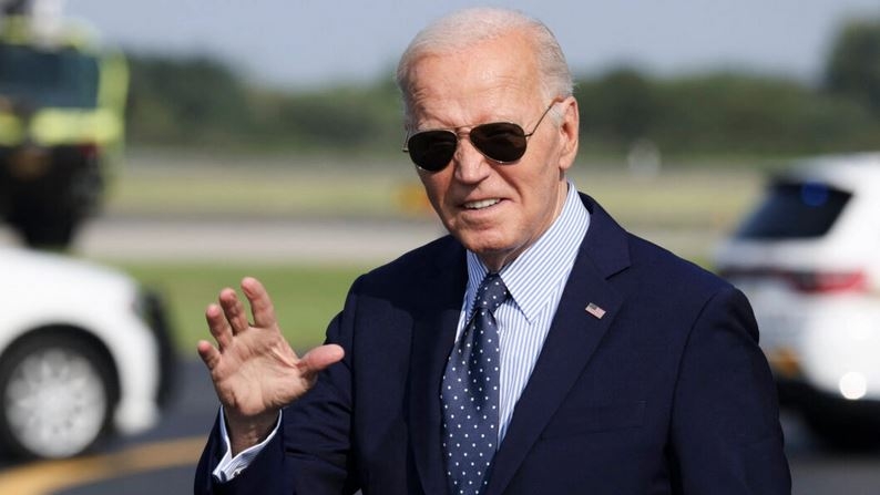 El presidente Joe Biden saluda mientras camina hacia su coche a su llegada al Aeropuerto Internacional de Filadelfia en Filadelfia el 16 de agosto de 2024. Samuel Corum/AFP vía Getty Images