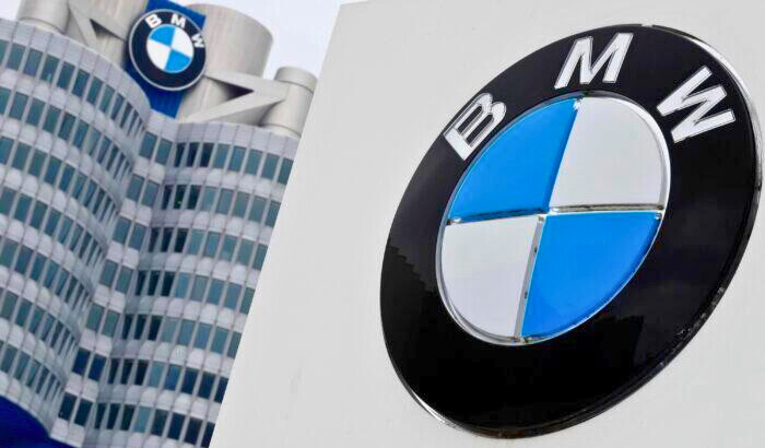 El logotipo del fabricante de automóviles alemán BMW se muestra en la sede de Múnich, el 21 de marzo de 2018. (Matthias Schrader/AP Photo)