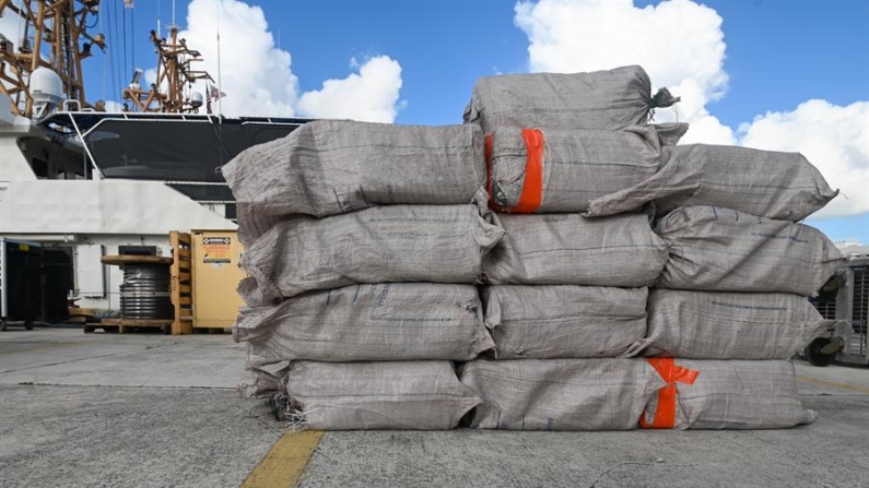 Fotografía cedida por la Guardia Costera de EE.UU. donde se muestran un cargamento de cocaína decomisado en un operativo en el Caribe, en Miami (EE.UU.), en una fotografía de archivo. EFE/Nicholas Strasburg/Guardia Costera EE.UU.