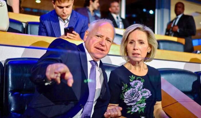 (El gobernador de Minnesota y candidato demócrata a la vicepresidencia en 2024, Tim Walz, y su esposa Gwen Walz en Chicago el 19 de agosto de 2024. Charly Triballeau/AFP vía Getty Images)