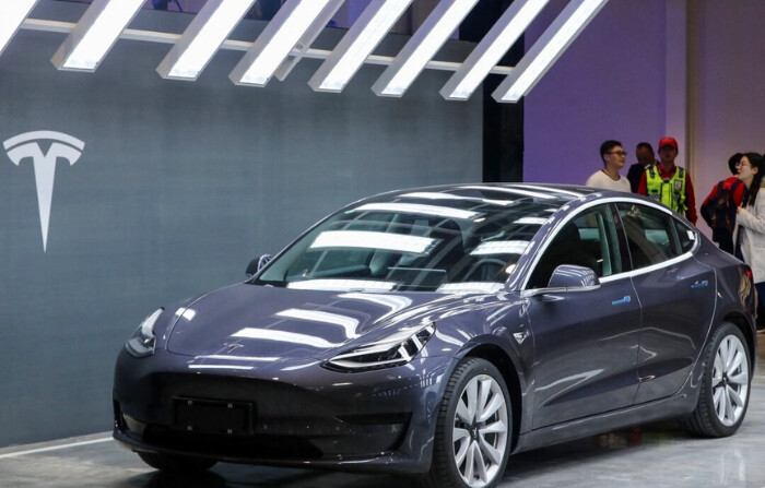 Un auto Tesla Model 3 se muestra durante la ceremonia de entrega del Model 3 fabricado en China por Tesla en Shanghái el 7 de enero de 2020. (STR/AFP vía Getty Images). 
