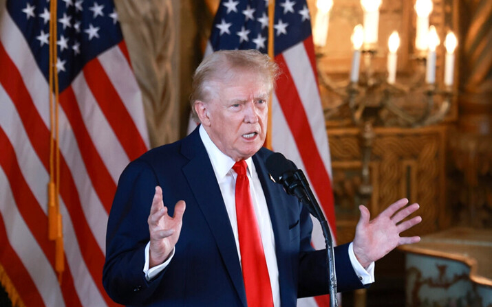 El candidato presidencial republicano y expresidente Donald Trump habla durante una conferencia de prensa en Mar-a-Lago, en Palm Beach, Florida, el 8 de agosto de 2024. (Joe Raedle/Getty Images)