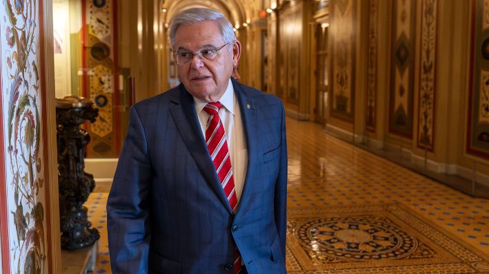 El senador Bob Menéndez, (D-N.J.), sale del pleno del Senado en el Capitolio, el 28 de septiembre de 2023, en Washington. (Foto AP/Alex Brandon, archivo)