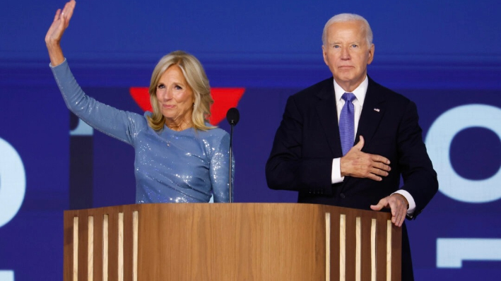 El presidente Joe Biden (d) y la primera dama Jill Biden saludan tras el discurso del presidente durante el primer día de la Convención Nacional Demócrata en el United Center de Chicago el 19 de agosto de 2024. (Chip Somodevilla/Getty Images)