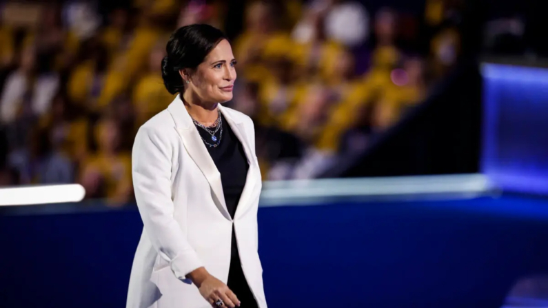 La exsecretaria de prensa de la Casa Blanca de Trump, Stephanie Grisham, se marcha después de hablar en el escenario durante el segundo día de la Convención Nacional Demócrata en el United Center de Chicago, Illinois, el 20 de agosto de 2024. (Kevin Dietsch/Getty Images)