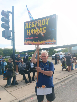 Richard Levik, demócrata pro-Israel, protesta ante la Convención Nacional Demócrata en Chicago, Illinois, el 20 de agosto de 2024. Nathan Worcester/The Epoch Times