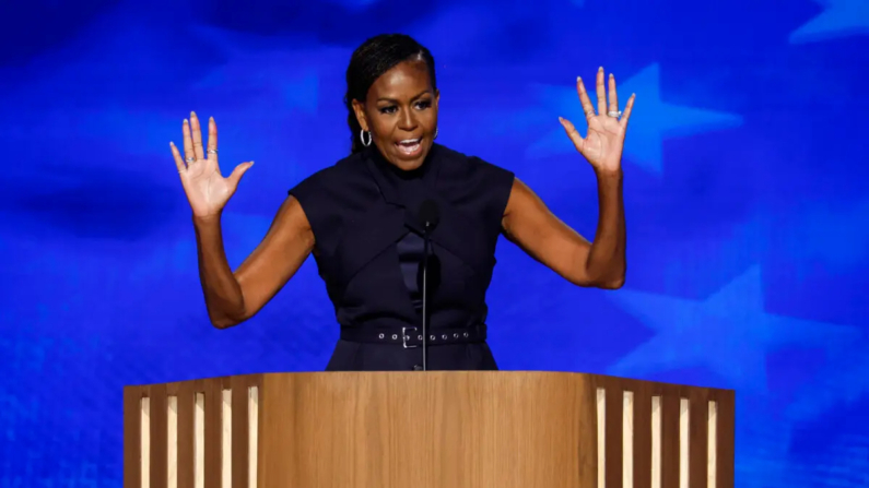 La ex primera dama Michelle Obama habla en el escenario durante el segundo día de la Convención Nacional Demócrata en el United Center de Chicago, Illinois, el 20 de agosto de 2024. Chip Somodevilla/Getty Images