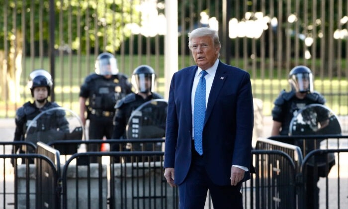 El presidente Donald Trump camina por el parque Lafayette en Washington el 1 de junio de 2020. El Departamento de Justicia ha intervenido en su nombre en una batalla legal que lleva años por un enfrentamiento entre manifestantes y policías ese día. (Patrick Semansky/AP Photo)