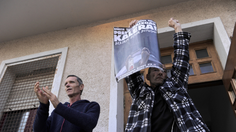 Los ex presos de ETA Fernando Lizeaga (d) y Joxean Kortadi, en huelga de hambre desde hace 20 días contra la dispersión de los presos de ETA, reconocen a los participantes en una manifestación ilegal a favor de los presos de ETA en la localidad navarra española de Etxarri Aranatz el 3 de septiembre de 2016. (ANDER GILLENEA/AFP via Getty Images)