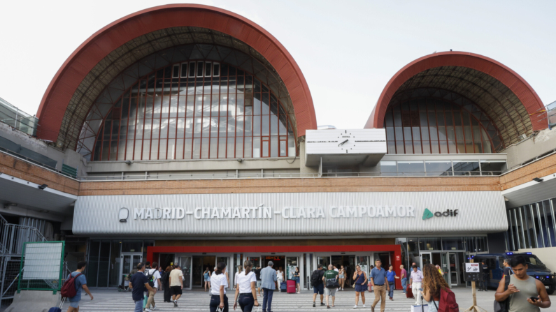 Varias personas en la entrada de la estación de Chamartín, en Madrid, este martes. EFE/ J.P.Gandul