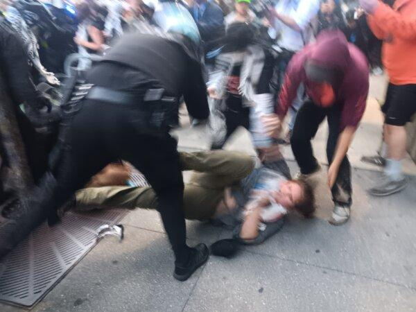 Policía y manifestantes se enfrentan en las calles de Chicago el 20 de agosto de 2024. Nathan Worcester/The Epoch Times