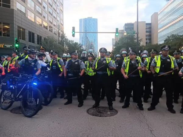 Una fila de agentes del Departamento de Policía de Chicago preparados momentos antes de que los manifestantes propalestinos marchen hacia ellos, el 21 de agosto de 2024. Nathan Worcester/The Epoch Times