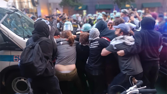 La policía de Chicago y manifestantes propalestinos se enfrentan frente al consulado israelí en Chicago, el 20 de agosto de 2024. (Nathan Worcester/The Epoch Times)
