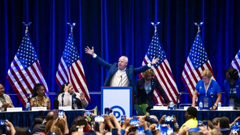 El gobernador de Minnesota Tim Walz habla en el caucus de mujeres en el Hyatt Regency McCormick Place durante el segundo día de la Convención Nacional Demócrata en Chicago, el 20 de agosto de 2024. (Madalina Vasiliu/The Epoch Times)