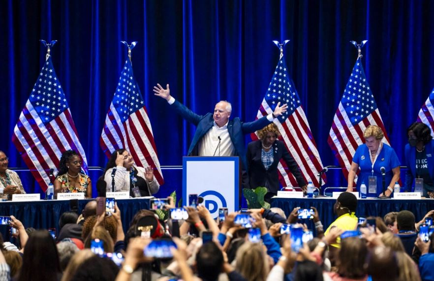 El gobernador de Minnesota Tim Walz habla en el caucus de mujeres en el Hyatt Regency McCormick Place durante el segundo día de la Convención Nacional Demócrata en Chicago, el 20 de agosto de 2024. (Madalina Vasiliu/The Epoch Times(