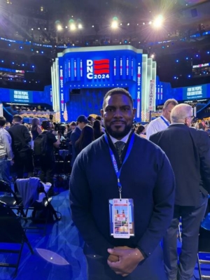 Hollies Winston, delegado de Minnesota y alcalde de Brooklyn Park en la Convención Nacional Demócrata en Chicago, Illinois, el 20 de agosto de 2024. (Arjun Singh/The Epoch Times)