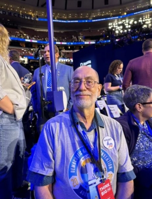 Jules Goldstein, veterano y antiguo agente demócrata, asiste a la Convención Nacional Demócrata como delegado de Minnesota en Chicago, Illinois, el 20 de agosto de 2024. (Arjun Singh/The Epoch Times)