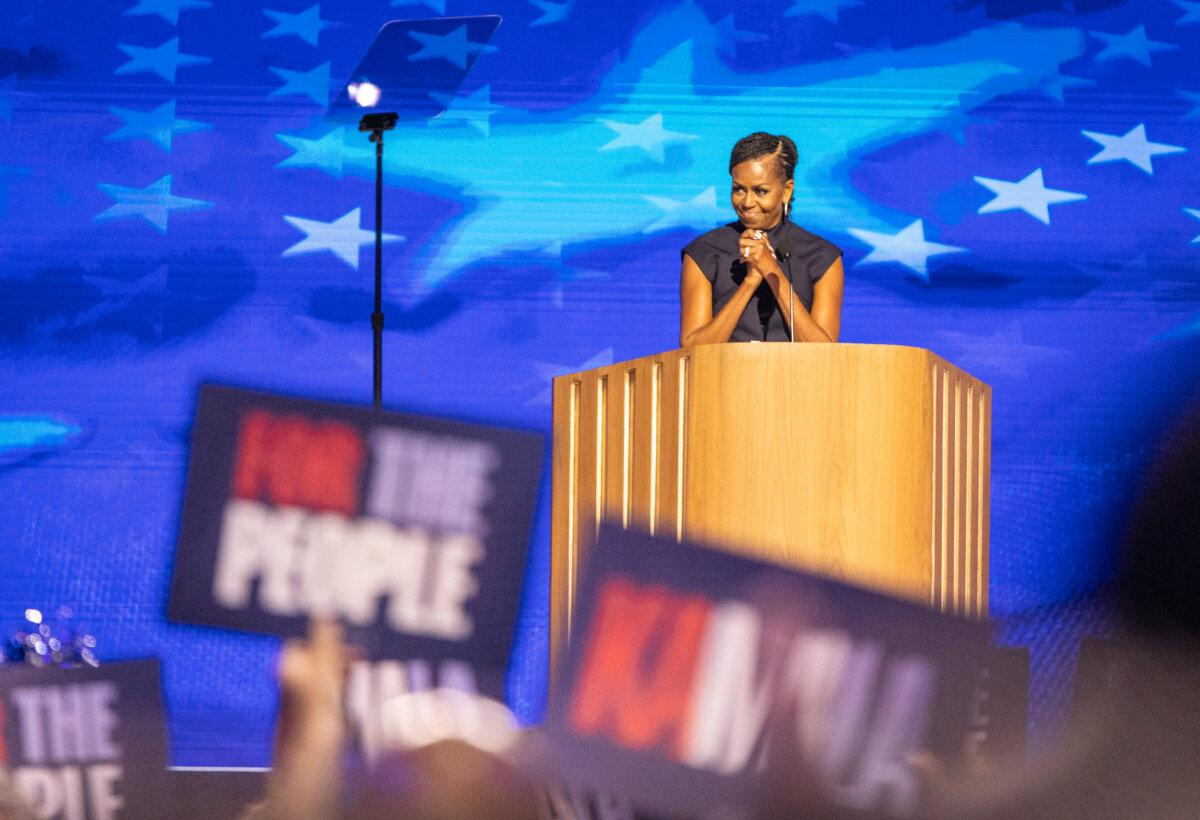 La ex primera dama Michelle Obama habla en la segunda noche del DNC 2024 celebrado en Chicago el 20 de agosto de 2024. (John Fredricks/The Epoch Times)