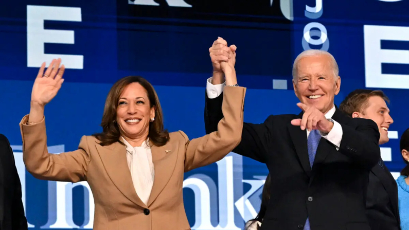 El presidente Joe Biden con la vicepresidenta Kamala Harris tras pronunciar el discurso de apertura del primer día de la Convención Nacional Demócrata en el United Center de Chicago el 19 de agosto de 2024. (Robyn Beck/AFP vía Getty Images)