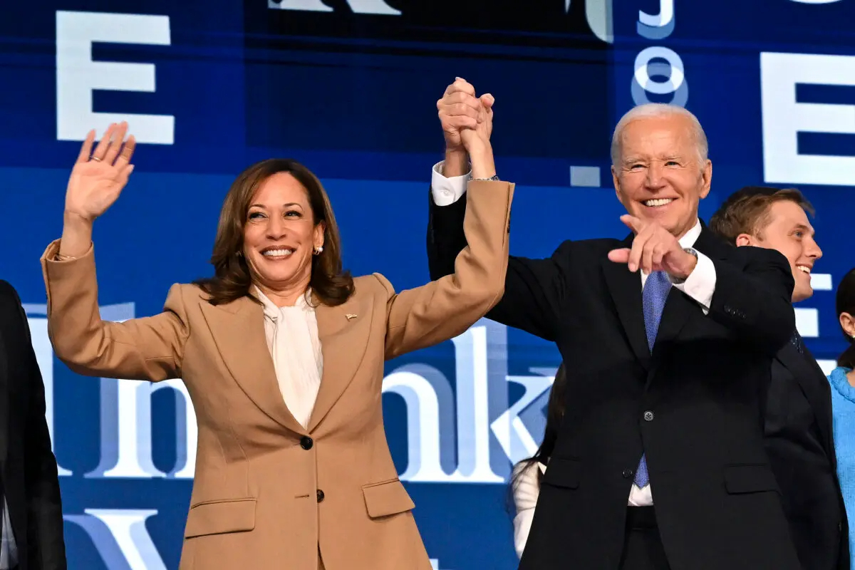 El presidente Joe Biden con la vicepresidenta Kamala Harris tras pronunciar el discurso de apertura del primer día de la Convención Nacional Demócrata en el United Center de Chicago el 19 de agosto de 2024. (Robyn Beck/AFP vía Getty Images)