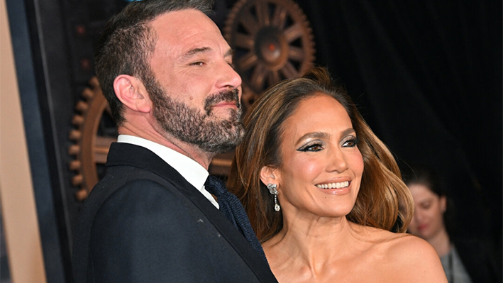 La actriz Jennifer Lopez (d) y el actor Ben Affleck asisten al programa de Amazon «This is Me... Ahora: Una historia de amor» de Amazon en el teatro Dolby de Hollywood el 13 de febrero de 2024. Robyn Beck/AFP vía Getty Images
