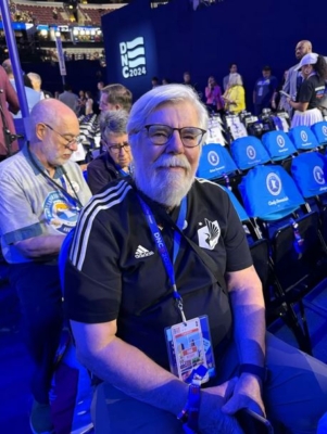 James Hepworth, delegado de Minnesota y conocido del gobernador Tim Walz, habló en la Convención Nacional Demócrata en Chicago, Illinois, el 20 de agosto de 2024. (Arjun Singh/The Epoch Times)