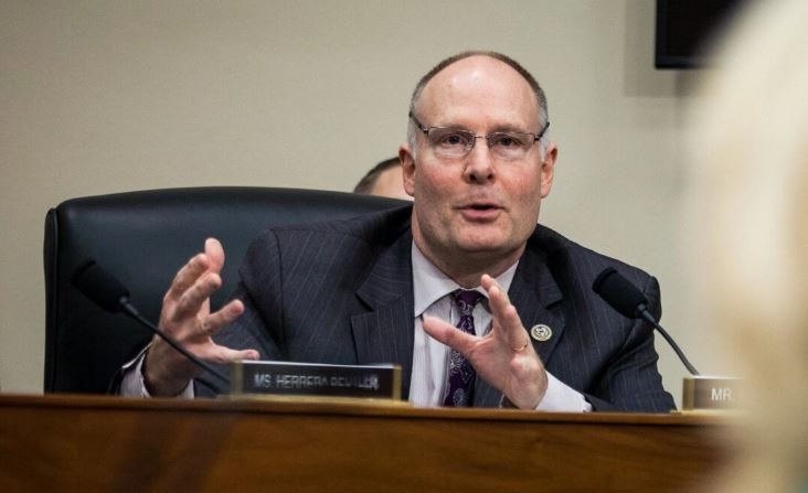 El representante estadounidense John Moolenaar (R-Mich.) en el Capitolio, en Washington, el 28 de marzo de 2017. (Zach Gibson/Getty Images)