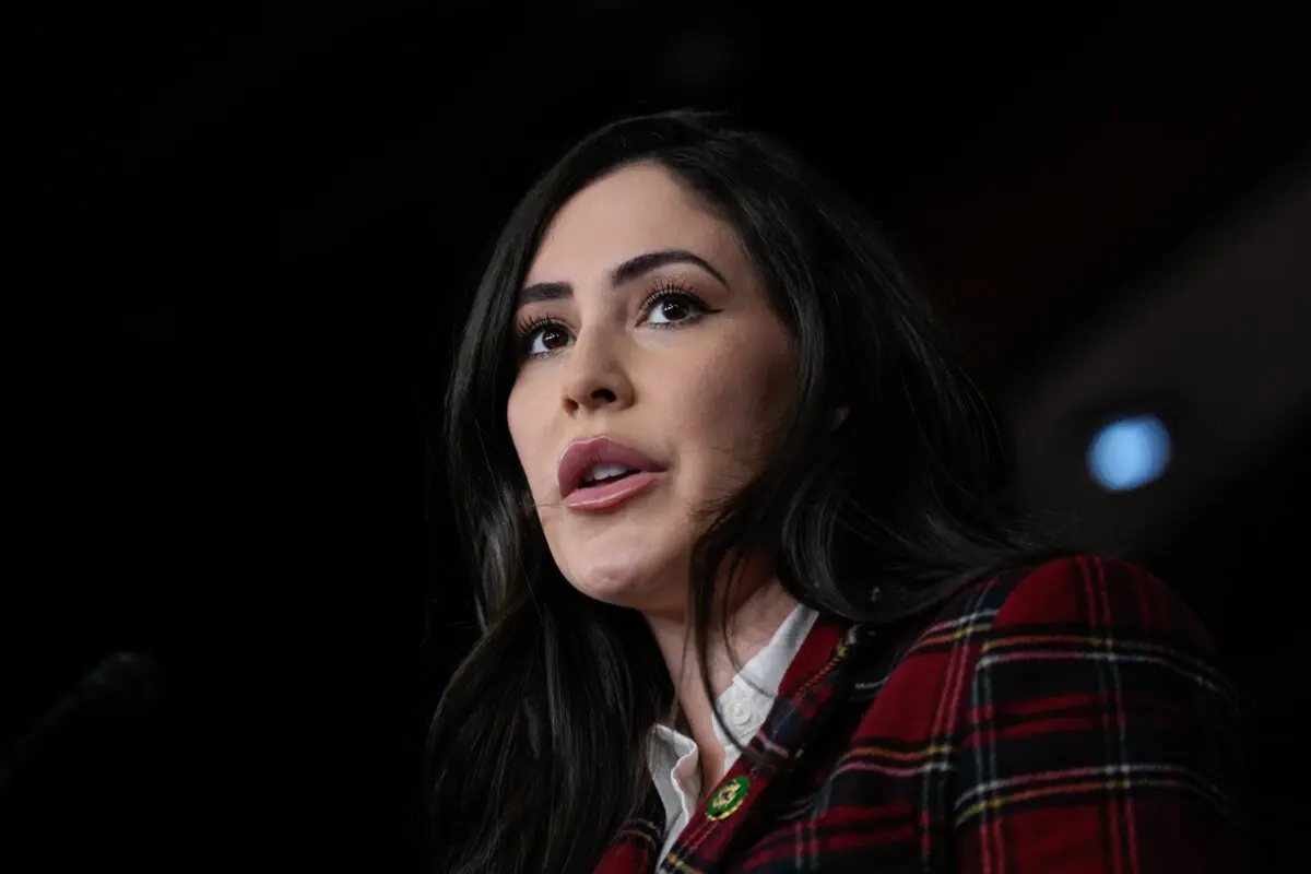 La representante Anna Paulina Luna (R-Fla.) habla durante una conferencia de prensa sobre la transparencia de los fenómenos aéreos no identificados (UAP) en el Capitolio el 30 de noviembre de 2023. Drew Angerer/Getty Images