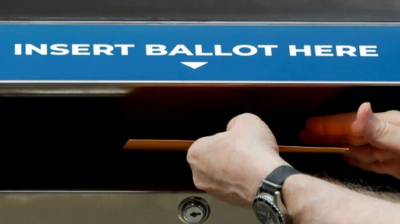 Una boleta de muestra en una urna electoral en la ciudad de Nueva York, el 31 de agosto de 2020. (Mike Segar/Reuters)