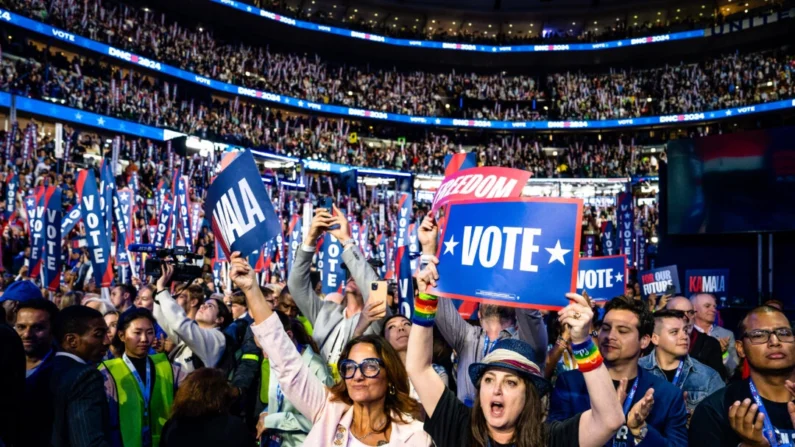 Los delegados escuchan al expresidente Barack Obama durante el segundo día de la Convención Nacional Demócrata (DNC) en el United Center de Chicago el 20 de agosto de 2024. (Madalina Vasiliu/The Epoch Times)