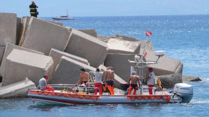 Los servicios de emergencia italianos regresan al puerto el tercer día de búsqueda de sobrevivientes, en Porticello, Italia, el 21 de agosto de 2024. (Jonathan Brady/PA Wire)