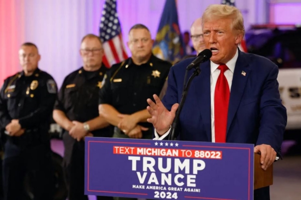 El expresidente y candidato presidencial republicano Donald Trump pronuncia un discurso sobre el crimen y la seguridad en la oficina del sheriff del condado de Livingston en Howell, Michigan, el 20 de agosto de 2024. (Jeff Kowalsky/AFP vía Getty Images)