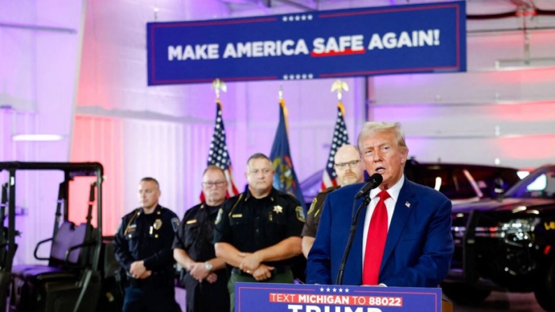 El expresidente y candidato presidencial republicano Donald Trump pronuncia un discurso sobre la delincuencia y la seguridad en la oficina del sheriff del condado de Livingston en Howell, Michigan, el 20 de agosto de 2024. (Jeff Kowalsky/AFP vía Getty Images)