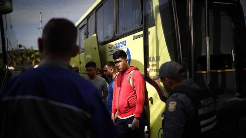 Fotografía de archivo del 10 de mayo de 2023 de un grupo de migrantes que esperan su traslado en autobús rumbo a Nicaragua, desde un paso fronterizo en Panamá. EFE/ Bienvenido Velasco