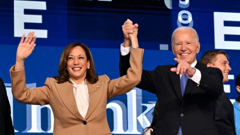 El presidente Joe Biden con la vicepresidenta Kamala Harris tras pronunciar el discurso de apertura del primer día de la Convención Nacional Demócrata (DNC) en el United Center de Chicago el 19 de agosto de 2024. (Robyn Beck/AFP vía Getty Images)