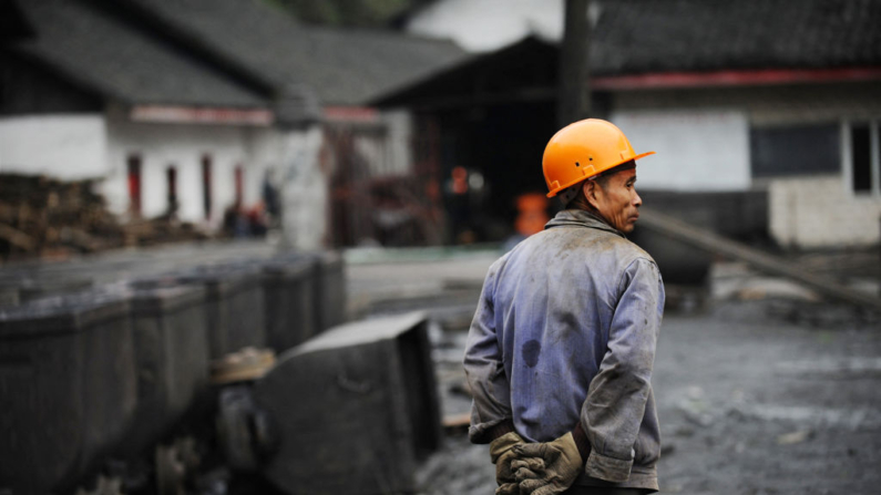 En una foto tomada el 10 de diciembre de 2009, un anciano minero pasea por la mina de Changyuan, en la provincia suroccidental china de Sichuan. (AFP vía Getty Images)