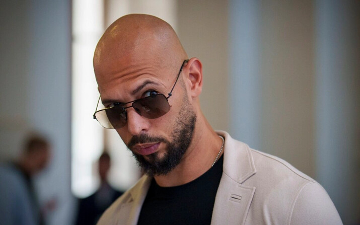 Andrew Tate espera su audiencia dentro del edificio de la Corte de Apelaciones en Bucarest, Rumania, el 26 de junio de 2024. (Vadim Ghirda/AP Photo)