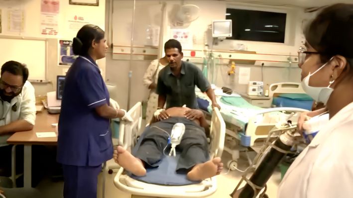 Captura de pantalla de video de una persona herida ingresado en camilla a un hospital en la India, el 21 de agosto de 2024. (ANI vía Reuters)