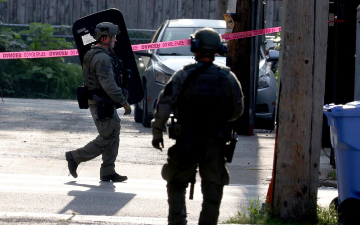 Oficiales del SWAT de la policía de Chicago patrullan durante un enfrentamiento con un fugitivo de Mississippi llamado Joshua Zimmerman, el miércoles 21 de agosto de 2024. (Antonio Pérez/Chicago Tribune vía AP)