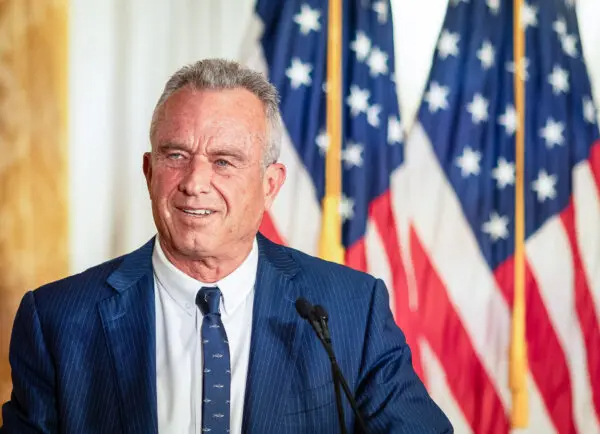 El candidato presidencial Robert F. Kennedy Jr. habla en la Biblioteca Nixon en Yorba Linda, California, el 12 de junio de 2024. (John Fredricks/The Epoch Times)