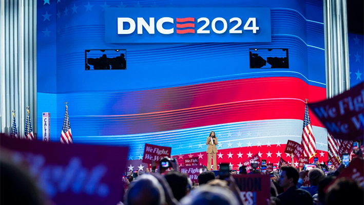 La candidata a la presidencia en 2024, la vicepresidenta Kamala Harris, habla durante el primer día de la Convención Nacional Demócrata en Chicago el 19 de agosto de 2024. (Madalina Vasiliu/The Epoch Times)
